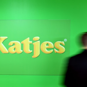 Das grün-gelbe Logo des Süßwarenherstellers Katjes in einer Produktionshalle des Unternehmens.