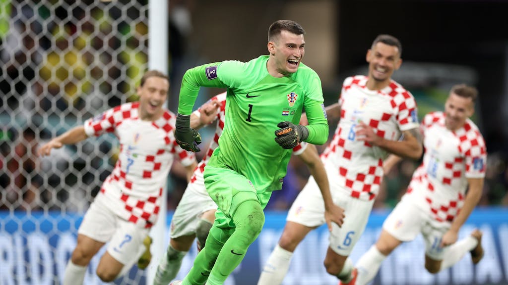 Dominik Livakovic und seine Mitspieler bejubeln den Sieg Kroatiens im WM-Viertelfinale gegen Brasilien.