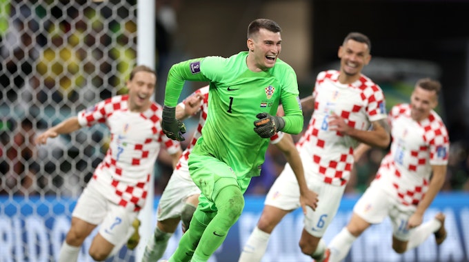 Dominik Livakovic und seine Mitspieler bejubeln den Sieg Kroatiens im WM-Viertelfinale gegen Brasilien.