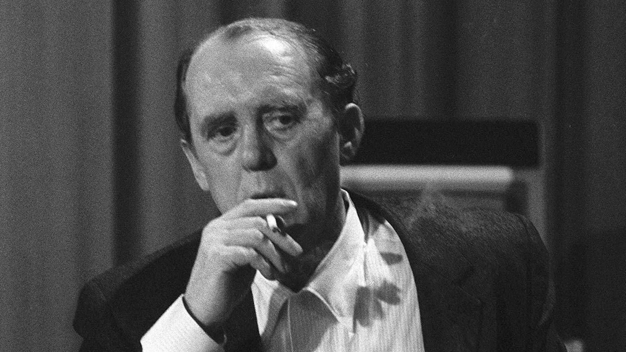 Schriftsteller Heinrich Böll (GER/Nobelpreisträger) rauchend mit einer Zigarette in der Hand während einer Tagung des Schriftstellerverbandes P.E.N.