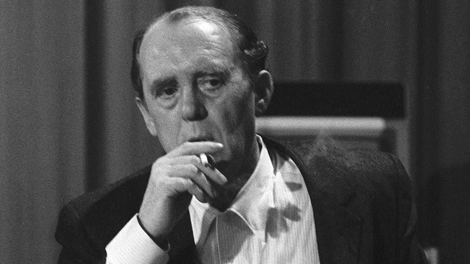 Schriftsteller Heinrich Böll rauchend mit einer Zigarette in der Hand während einer Tagung des Schriftstellerverbandes P.E.N.