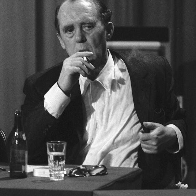 Schriftsteller Heinrich Böll rauchend mit einer Zigarette in der Hand während einer Tagung des Schriftstellerverbandes P.E.N.