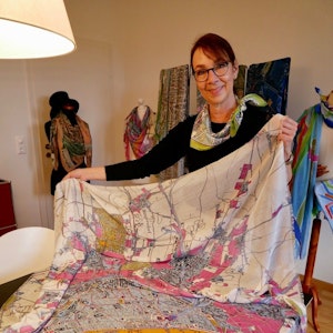 Ursula Densborn mit einer ihrer Kreationen, die den Kölner Stadtplan zeigen.