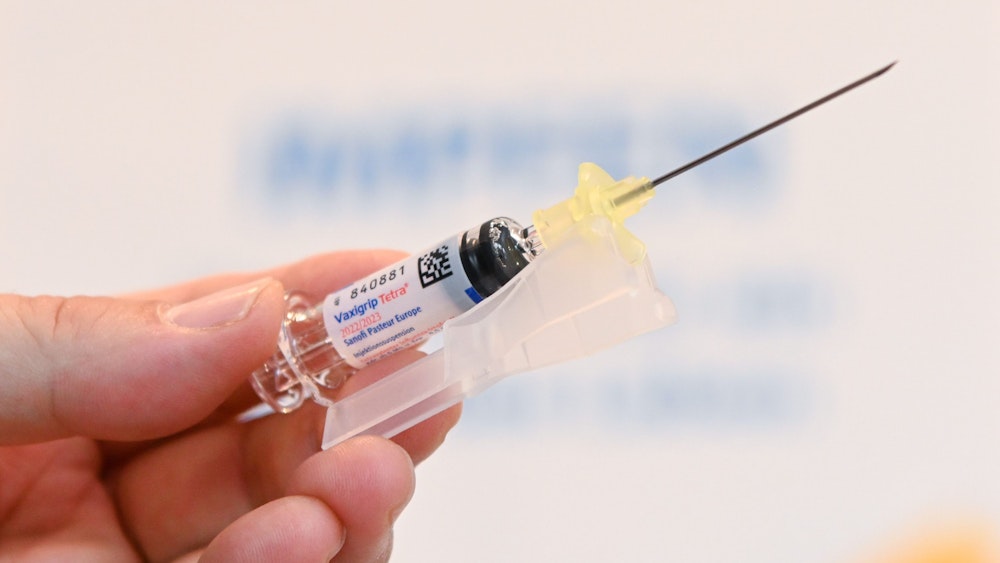 Spritze mit Grippe-Impfstoff