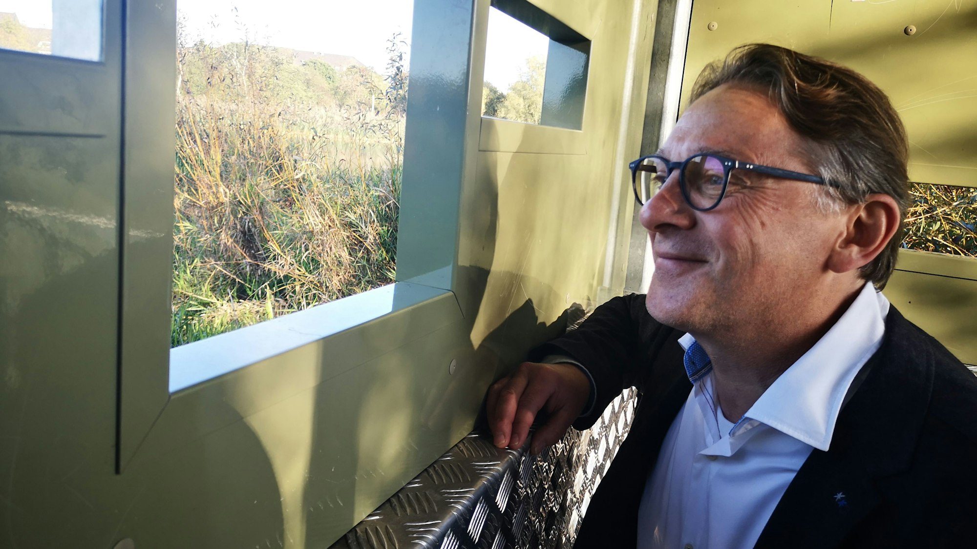 Grünen-Politiker Elmar Gillet blickt aus einem Fenster.