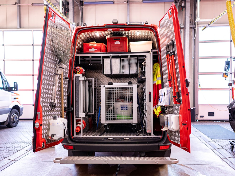 Blick in ein Fahrzeug der Tierrettung der Kölner Feuerwehr.