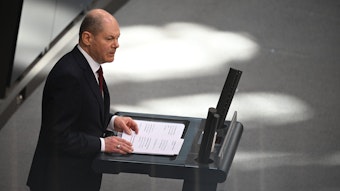 Ein Bild aus den Anfangstagen des Krieges: Bundeskanzler Olaf Scholz (SPD) am 27. Februar bei einer Bundestags-Sondersitzung.