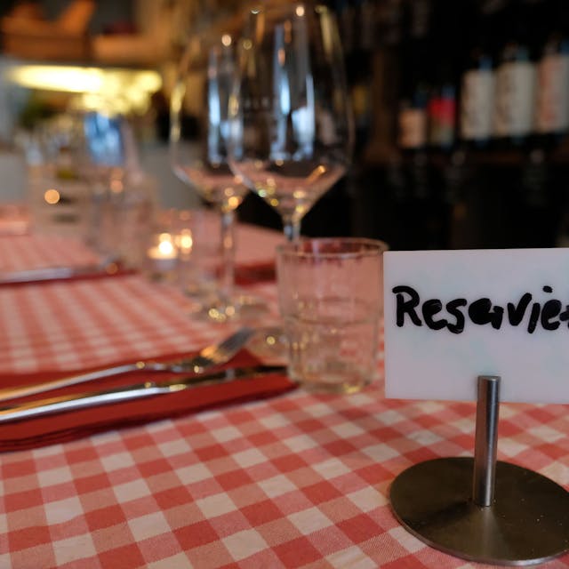 Ein Schild mit der Aufschrift „Reserviert" steht&nbsp; auf einem Tisch in einem Restaurant