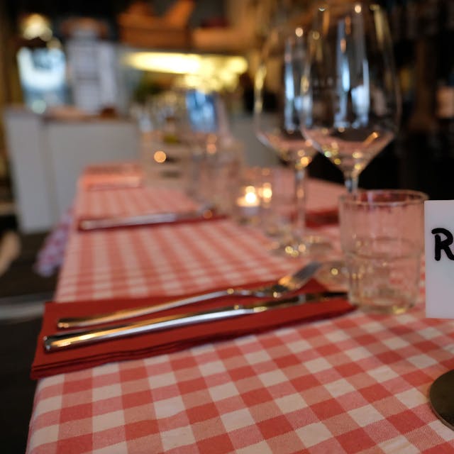 Ein Schild mit der Aufschrift „Reserviert" steht&nbsp; auf einem Tisch in einem Restaurant