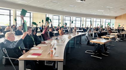 Junge Leute in Leverkusens Ratssaal auf der ersten Sitzung des Jugendstadtrats Ende Oktober 2022