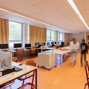 In der Bielsteiner Sekundarschule TOB sitzen Schülerinnen und Schüler im Computerraum.