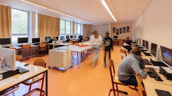 In der Bielsteiner Sekundarschule TOB sitzen Schülerinnen und Schüler im Computerraum.&nbsp;