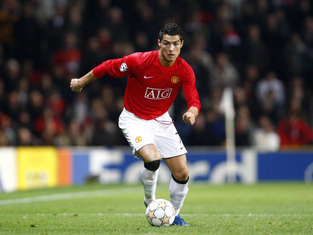 Cristiano Ronaldo führt den Ball am Fuß.