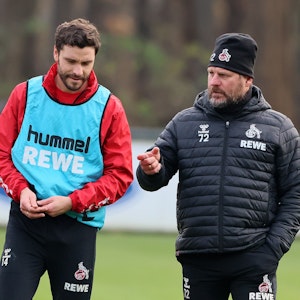 Jonas Hector und Steffen Baumgart sprechen beim Training des 1. FC Köln.