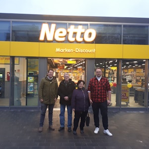 Drei Männer und eine Frau stehen vor dem Eingang des Netto-Supermarktes in Bilderstöckchen