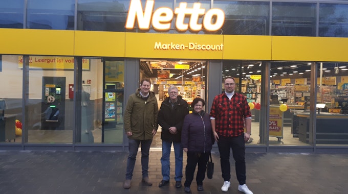 Drei Männer und eine Frau stehen vor dem Eingang des Netto-Supermarktes in Bilderstöckchen