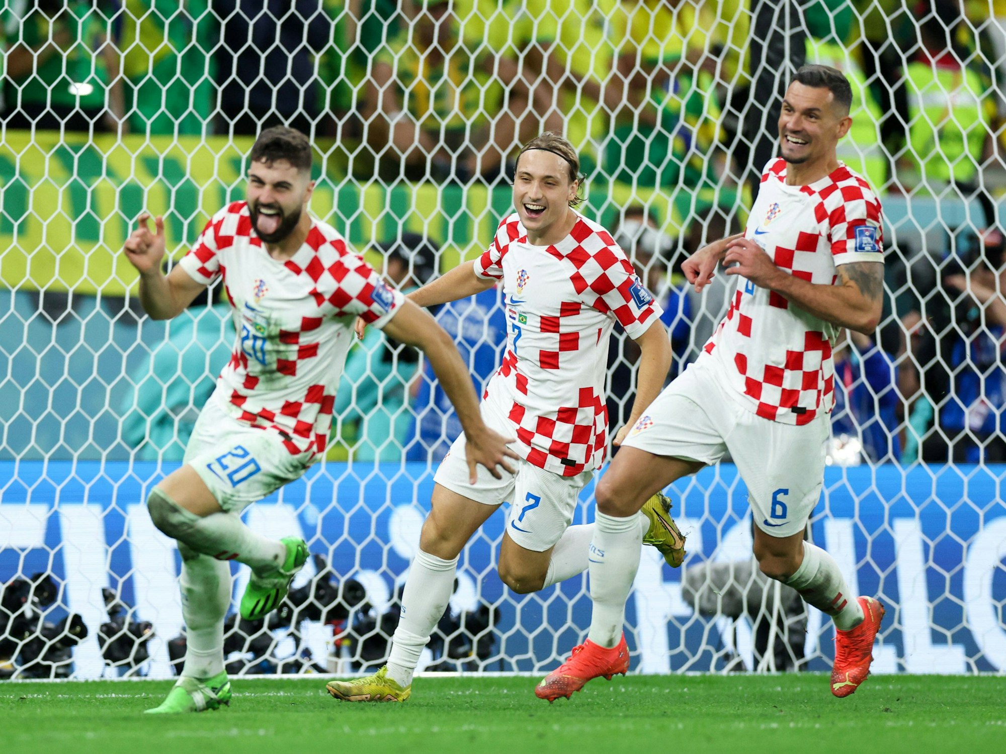 Kroatische Spieler feiern nach dem Halbfinaleinzug bei der WM 2022 in Katar.