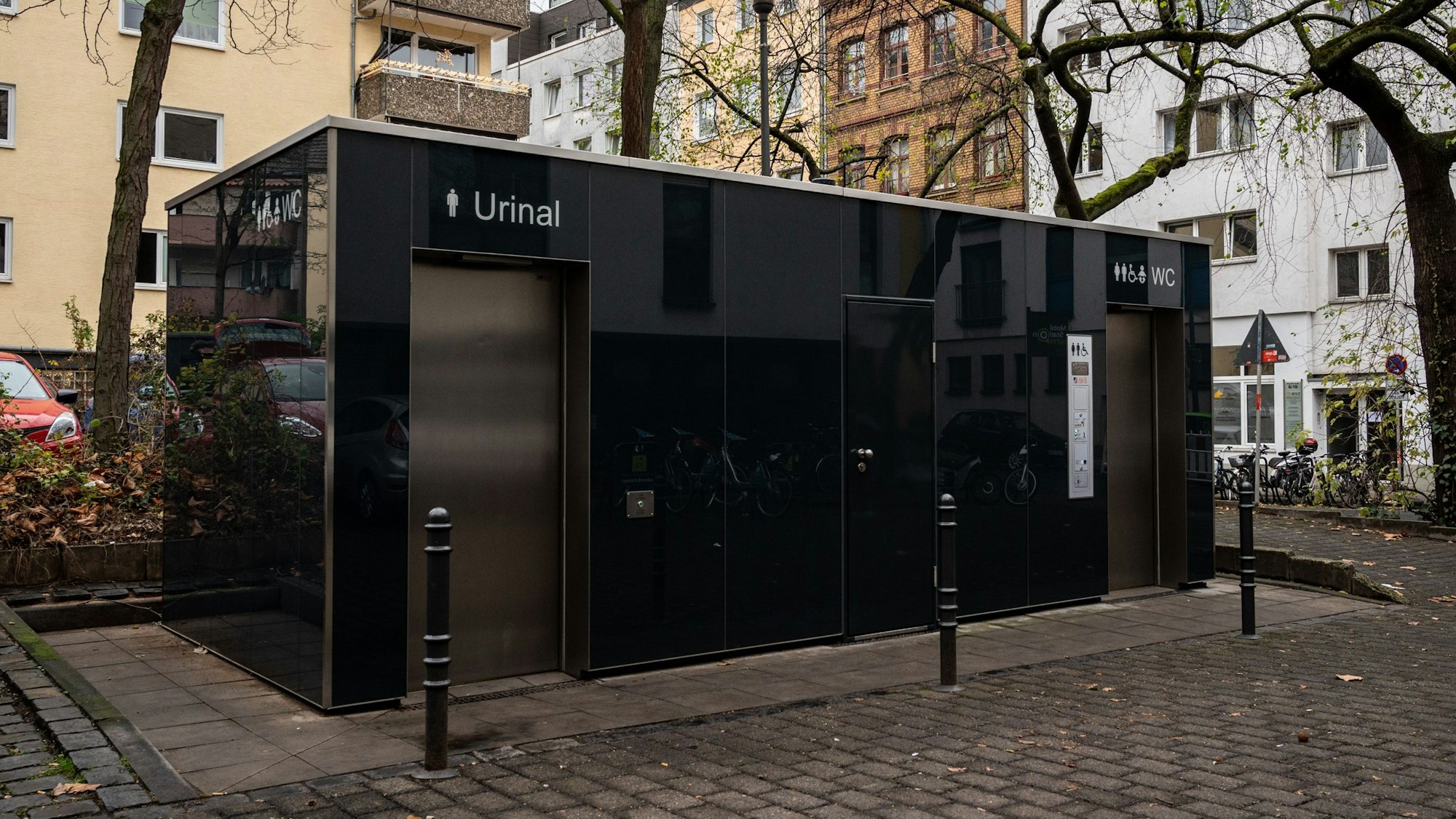 Die öffentliche Toilettenanlage am Severinswall in Köln.