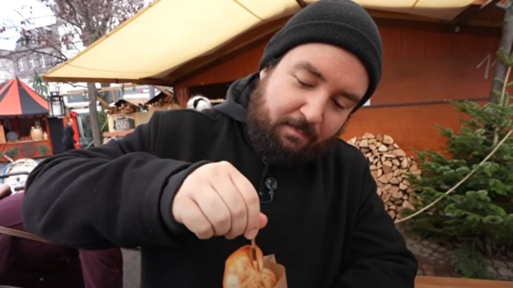 YouTuber "Sturmwaffel" (30) zieht ein Brot an einem Stab aus der Tüte.&nbsp;