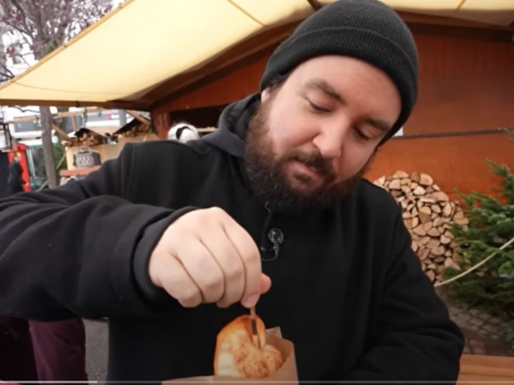 YouTuber "Sturmwaffel" (30) zieht ein Brot an einem Stab aus der Tüte.