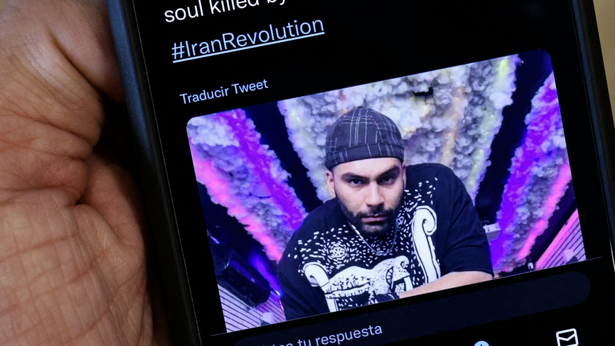 Auf einem Handybildschirm ist ein Bild des am Donnerstag im Iran hingerichteten Mohsen Shekari zu sehen. Der Iran will am harten Kurs im Umgang mit den Protesten festhalten.