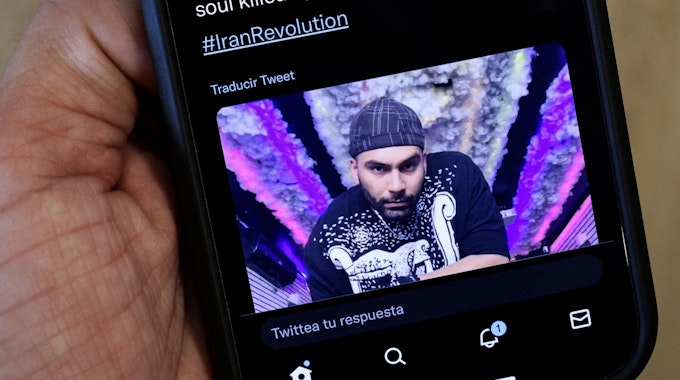 Auf einem Handybildschirm ist ein Bild des am Donnerstag im Iran hingerichteten Mohsen Shekari zu sehen. Der Iran will am harten Kurs im Umgang mit den Protesten festhalten.