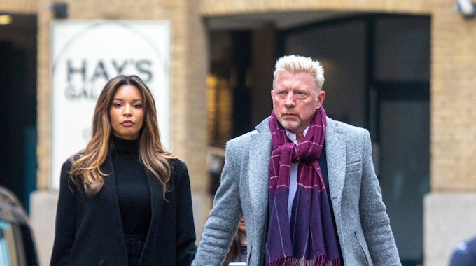 Boris Becker und seine Lebensgefährtin Lilian De Carvalho Monteiro gehen Hand in Hand in London über die Straße.