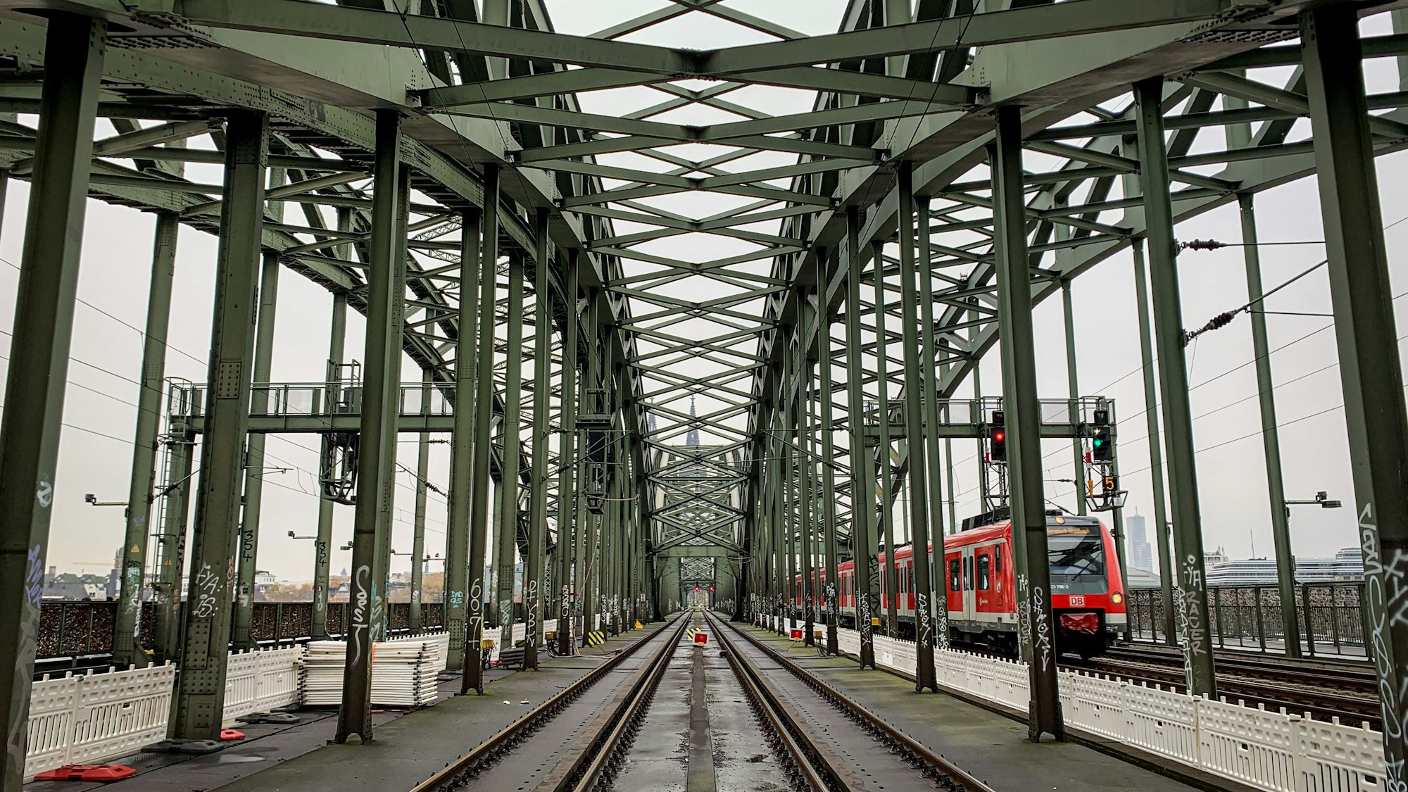 Seit einigen Tagen erneuert die Deutsche Bahn Weichen im Bahnhof Köln Messe/Deutz. Während der Arbeiten können zwei der sechs Gleise auf der Hohenzollernbrücke nicht befahren werden.