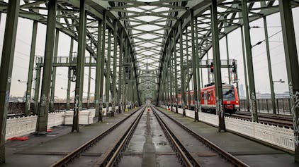 Seit einigen Tagen erneuert die Deutsche Bahn Weichen im Bahnhof Köln Messe/Deutz. Während der Arbeiten können zwei der sechs Gleise auf der Hohenzollernbrücke nicht befahren werden.