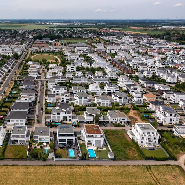 Das Neubaugebiet Widdersdorf Süd. Eine Dronenaufnahme zeigt die Ausmaße des schachbrettartig geplanten Viertels.