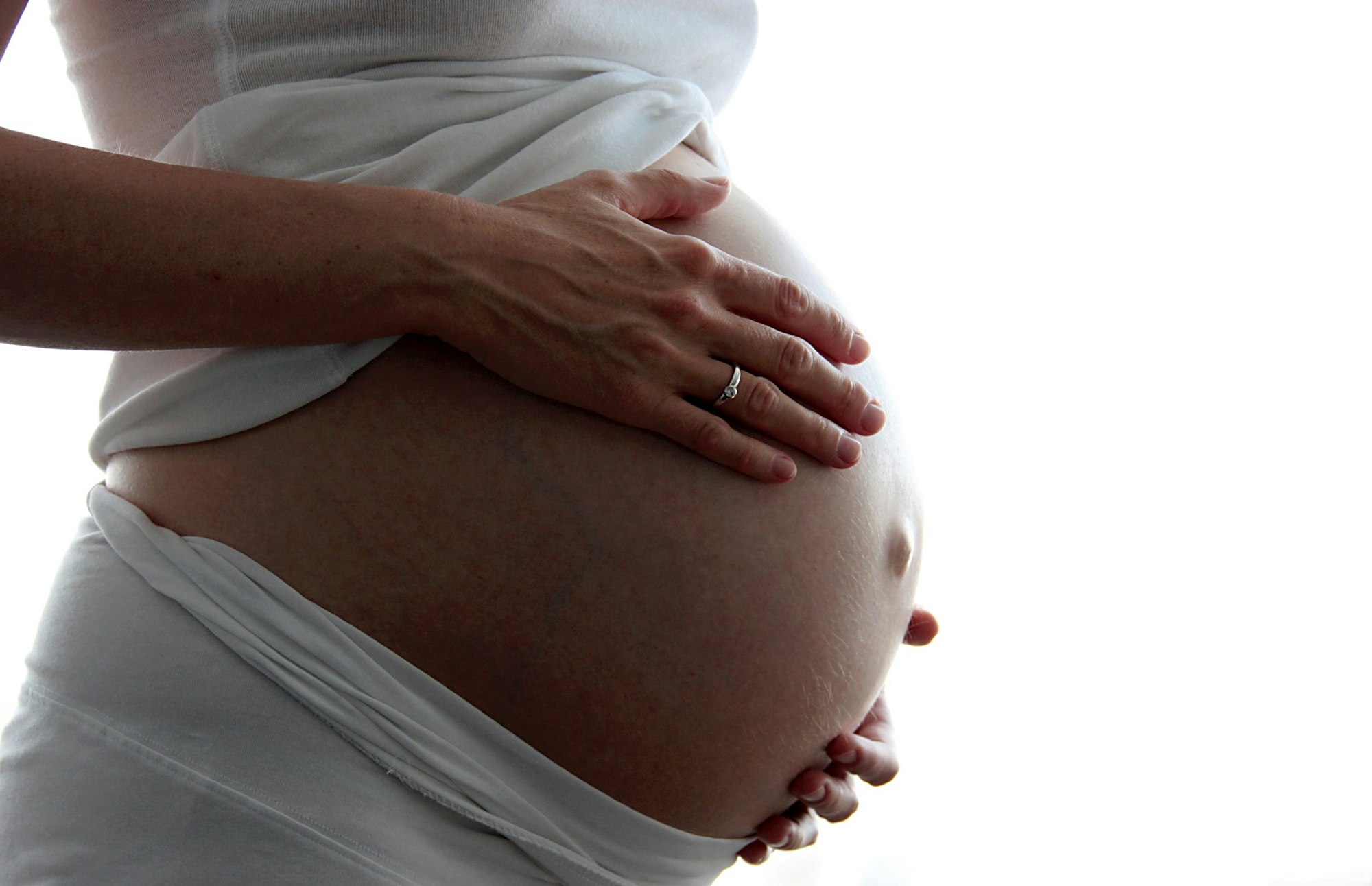 Leihmütter sind mit dem Kind, das sie austragen, nicht verwandt. Ihnen werden ein oder mehrere Embryonen eingesetzt, die bei einer künstlichen Befruchtung gezeugt wurden.