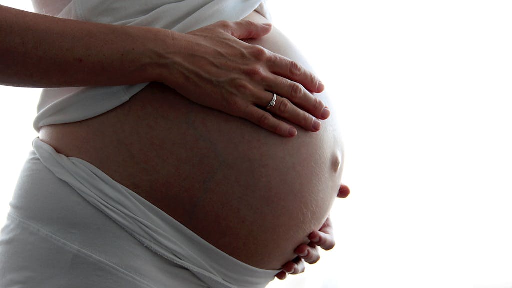 Leihmütter sind mit dem Kind, das sie austragen, nicht verwandt. Ihnen werden ein oder mehrere Embryonen eingesetzt, die bei einer künstlichen Befruchtung gezeugt wurden.
