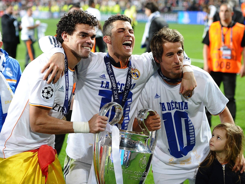 Pepe, Cristiano Ronaldo und Fabio Coentrao feiern die Champions-League-Trophäe.