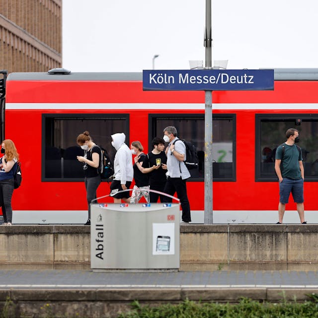 Eine S-Bahn der Deutschen Bahn auf einem Gleis im Bahnhof Köln Deutz.