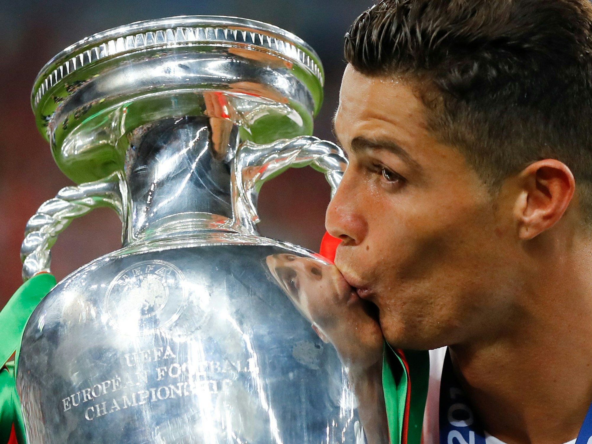 Cristiano Ronaldo küsst den EM-Pokal.