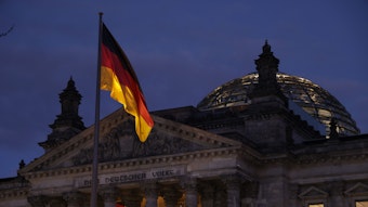 Vor dem Bundestag weht eine Deutschlandflagge.