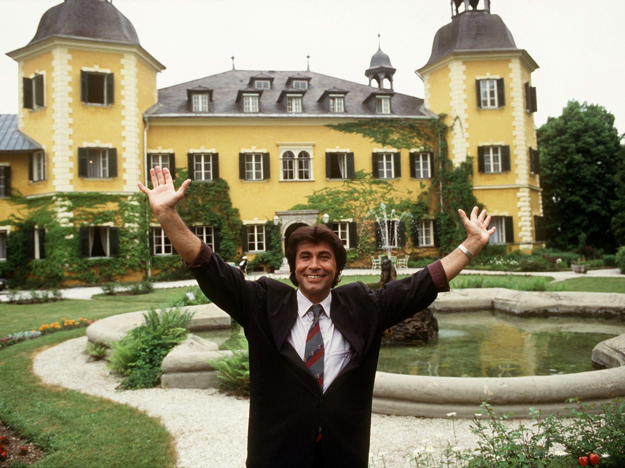 Roy Black („Ganz in weiß“) war der Star einer ganzen Generation von Schlager-Fans. Nach einem zwischenzeitlichen Tief startete er in den 1990er Jahren mit der RTL-Serie „Ein Schloss am Wörthersee“ (hier bei Dreharbeiten am 21. Mai 1990 vor dem Schloss in Velden) durch.
