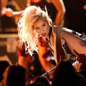 Lady Gaga tritt während der Grammy Awards auf.