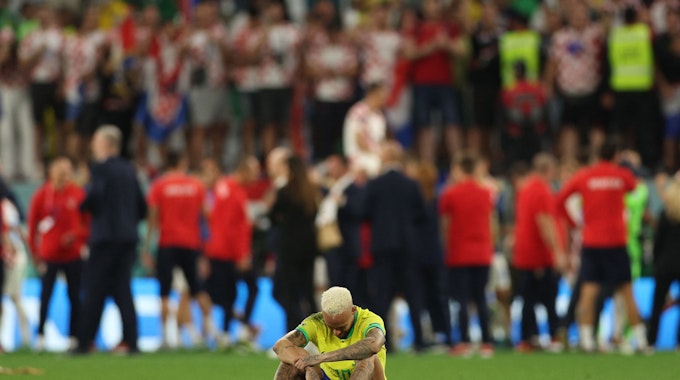 Der Brasilianer Neymar sitzt nach dem verlorenen WM-Viertelfinale gegen Kroatien weinend am Boden.