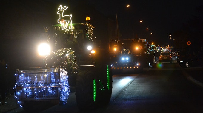 Rund 40 bunt beleuchtete Traktoren sorgten bei ihrer Lichterfahrt, hier am 5. Dezember 2022 in Euskirchen, für einen „Funken Hoffnung“ in den von der Flut betroffenen Gebieten.