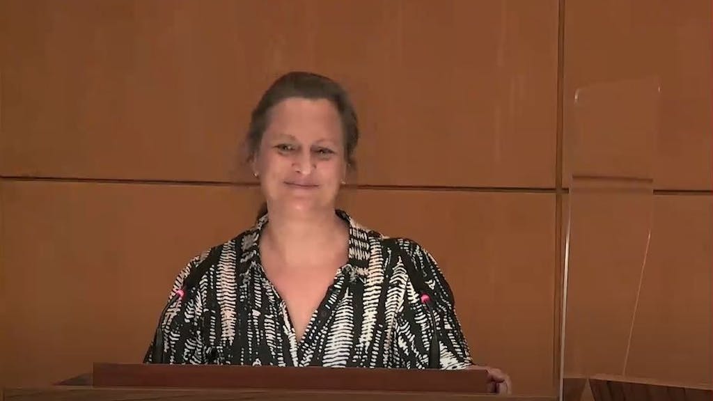 Die Politikerin Nicolin Gabrysch bei einer Rede im Kölner Stadtrat. Sie klebte sich nach ihrer Rede an das Rednerpult.