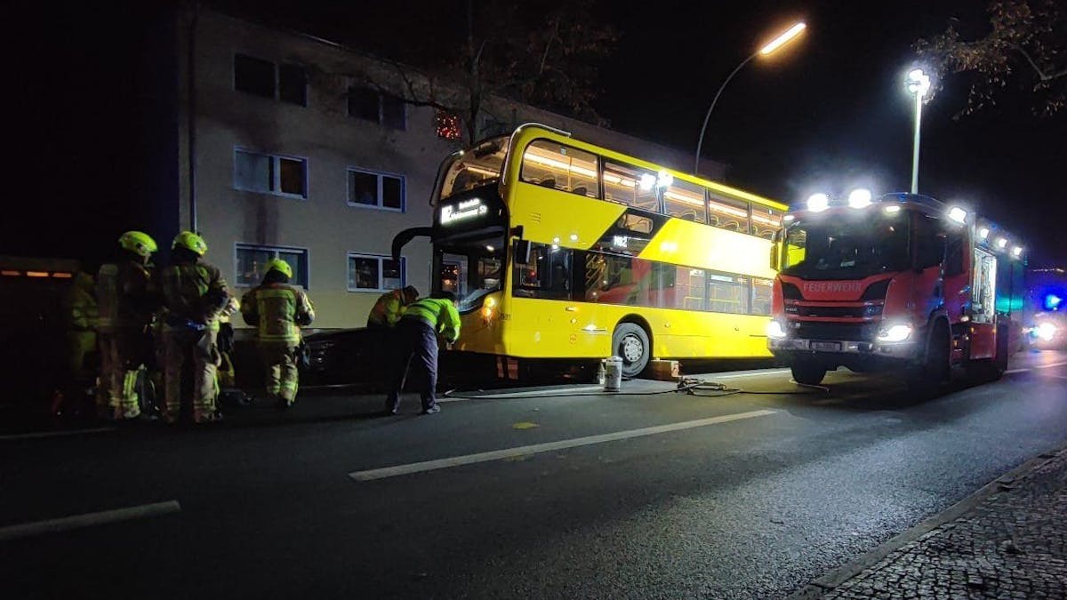 In Berlin-Steglitz sind bei einem schweren Verkehrsunfall mit einem BVG-Bus zwei Fußgänger unter den Doppeldecker-Bus geraten. Dabei kam eine Person ums Leben, wie ein Polizeisprecher am Abend sagte.&nbsp;