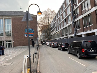 Viele Autos stehen Schlange vor einem Parkhaus in Köln. Es geht nur langsam voran.