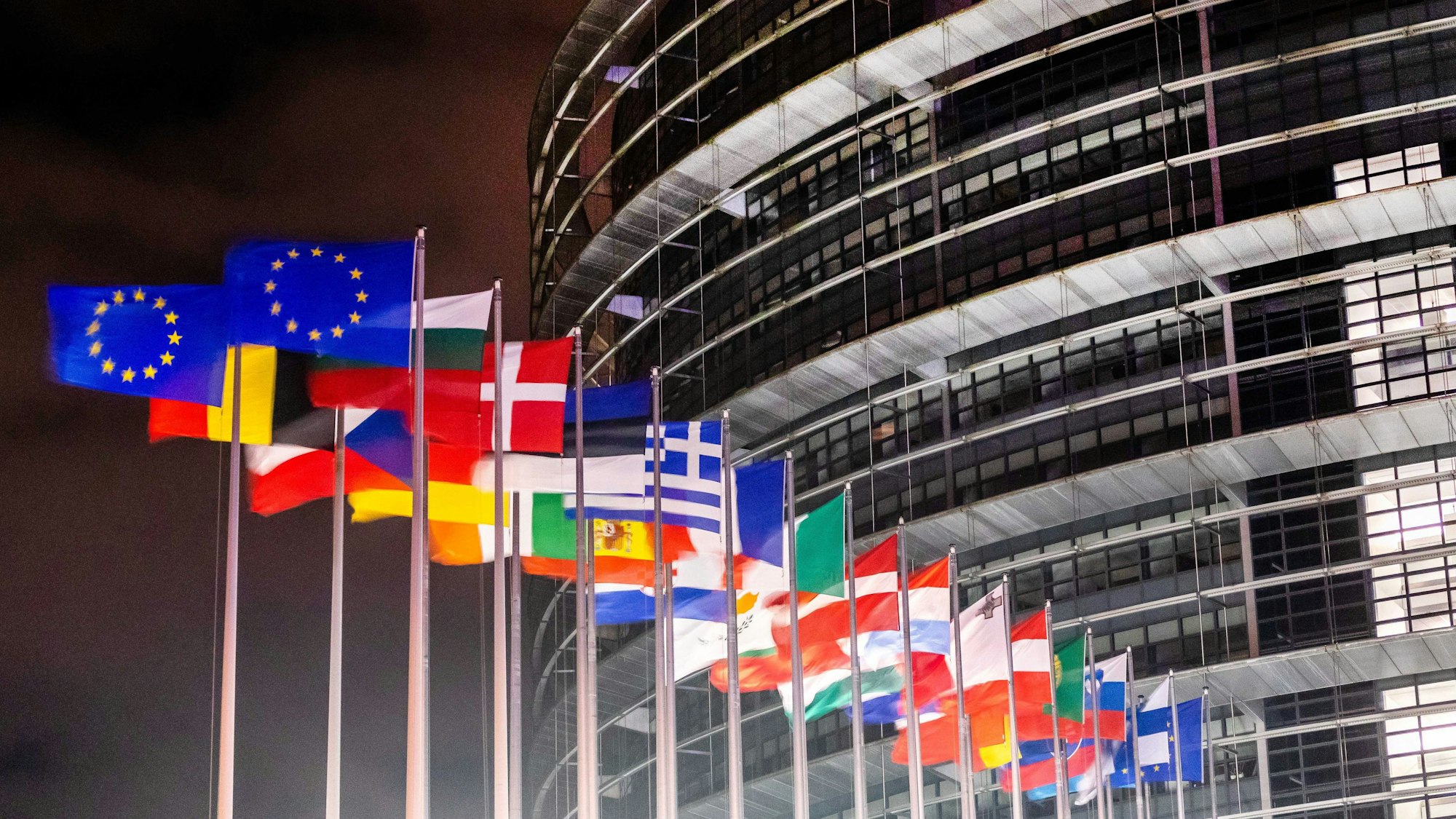 Die Flaggen der europäischen Mitgliedsstaaten wehen vor dem Gebäude des Europäischen Parlaments in Straßburg.
