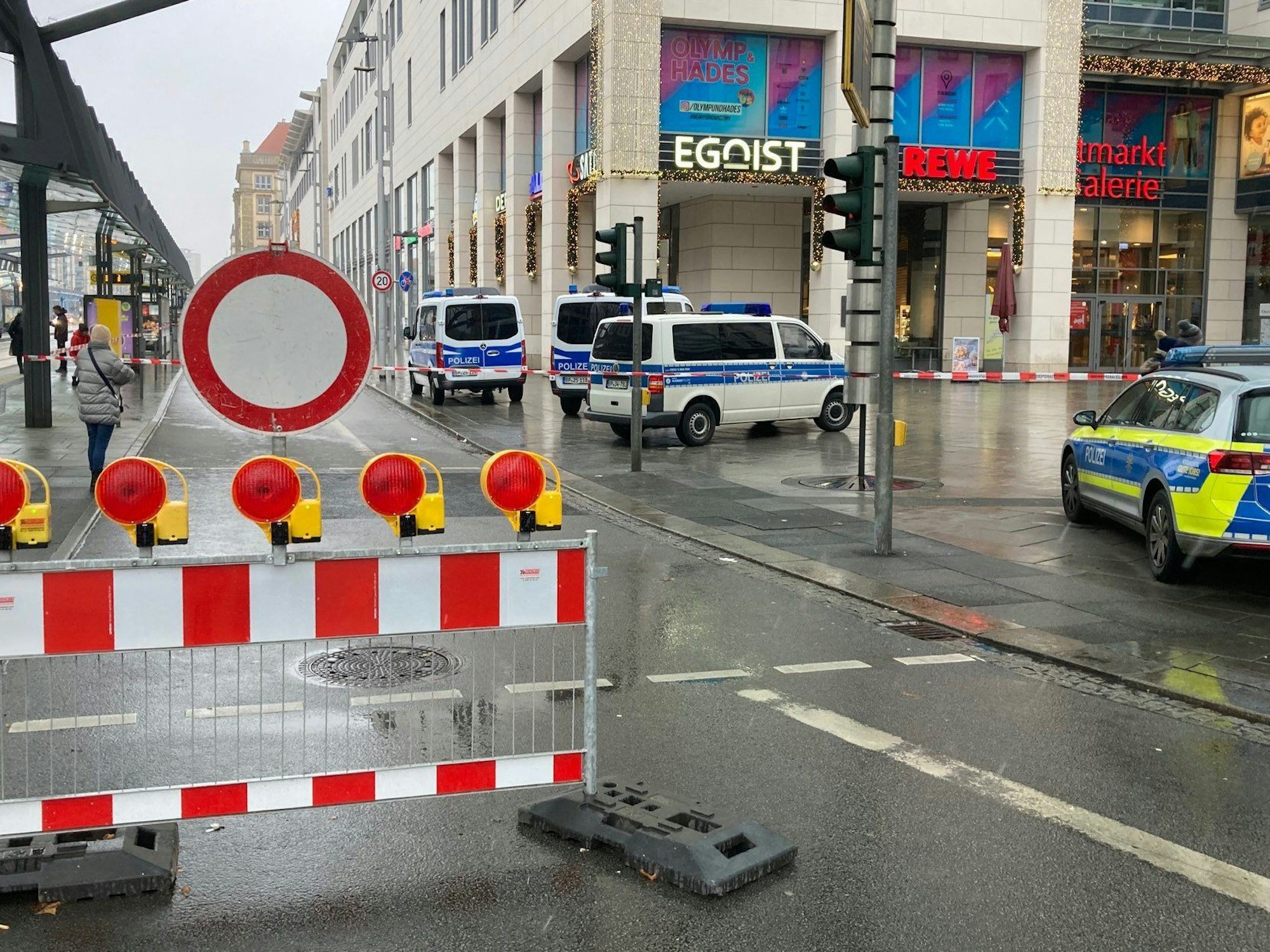 Die Polizei hat die Altmarktgalerie in Dresden am Samstag (10. Dezember 2022) nach einer Geiselnahme abgesperrt.