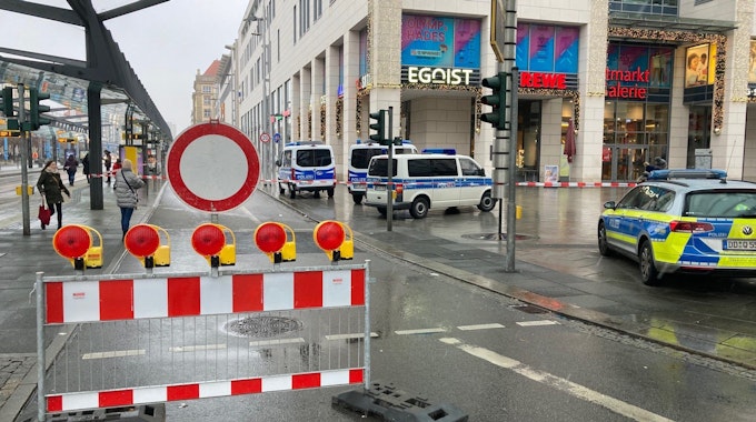 Die Polizei hat die Altmarktgalerie in Dresden am Samstag (10. Dezember 2022) nach einer Geiselnahme abgesperrt.