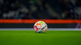 Der Bundesliga-Ball, hier beim Spiel Borussia Mönchengladbach gegen Borussia Dortmund am 11. November 2022 im Borussia-Park.