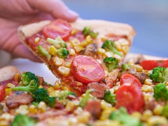 Die Fast-Food-Kette Domino's bietet ab Januar 2023 eine neue Pizza mit besonderem Belag an.