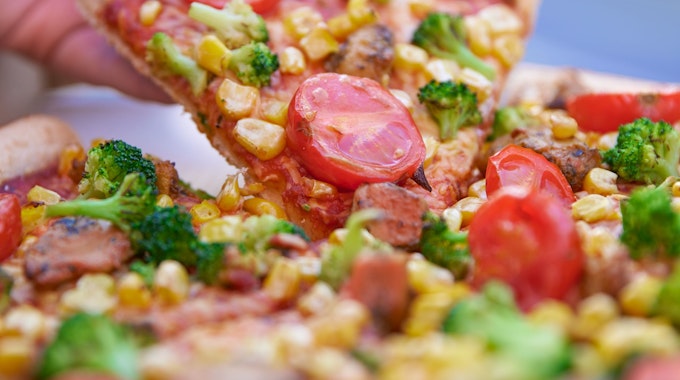 Die Fast-Food-Kette Domino's bietet ab Januar 2023 eine neue Pizza mit besonderem Belag an.