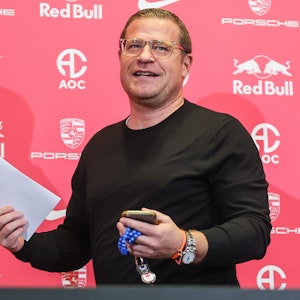 Der neue Sportvorstand Max Eberl von RB Leipzig kommt anlässlich seiner Vorstellung zu einer Pressekonferenz in die Red-Bull-Akademie.